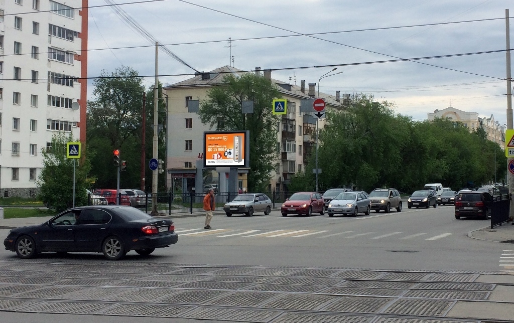 Фотография рекламного носителя, тип: Ситиборд 2.7x3.7, адрес: Фурманова ул., д.52 Х 8 Марта ул., Екатеринбург, Свердловская область, Россия. Сторона Б1-Б5 №679374