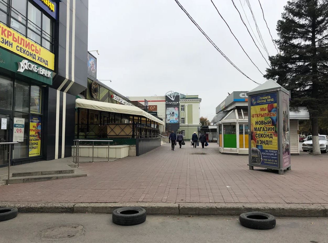 Фотография рекламного носителя, тип: Пиллар 3x1.4, адрес: Победа Революции пр-т., д.89, Шахты, Ростовская область, Россия. Сторона А1 №712118