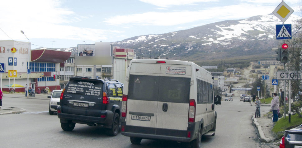 Фотография рекламного носителя, тип: Нестандартный билборд, адрес: Гагарина ул., д.31/1, Магадан, Магаданская область, Россия. Сторона Б1-Б3 №1051650