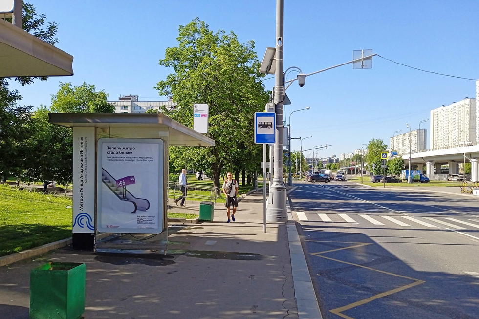 Фотография рекламного носителя, тип: Остановка 1.8x1.2, адрес: Варшавское ш., д.135б, Москва, Россия. Сторона Б №923894