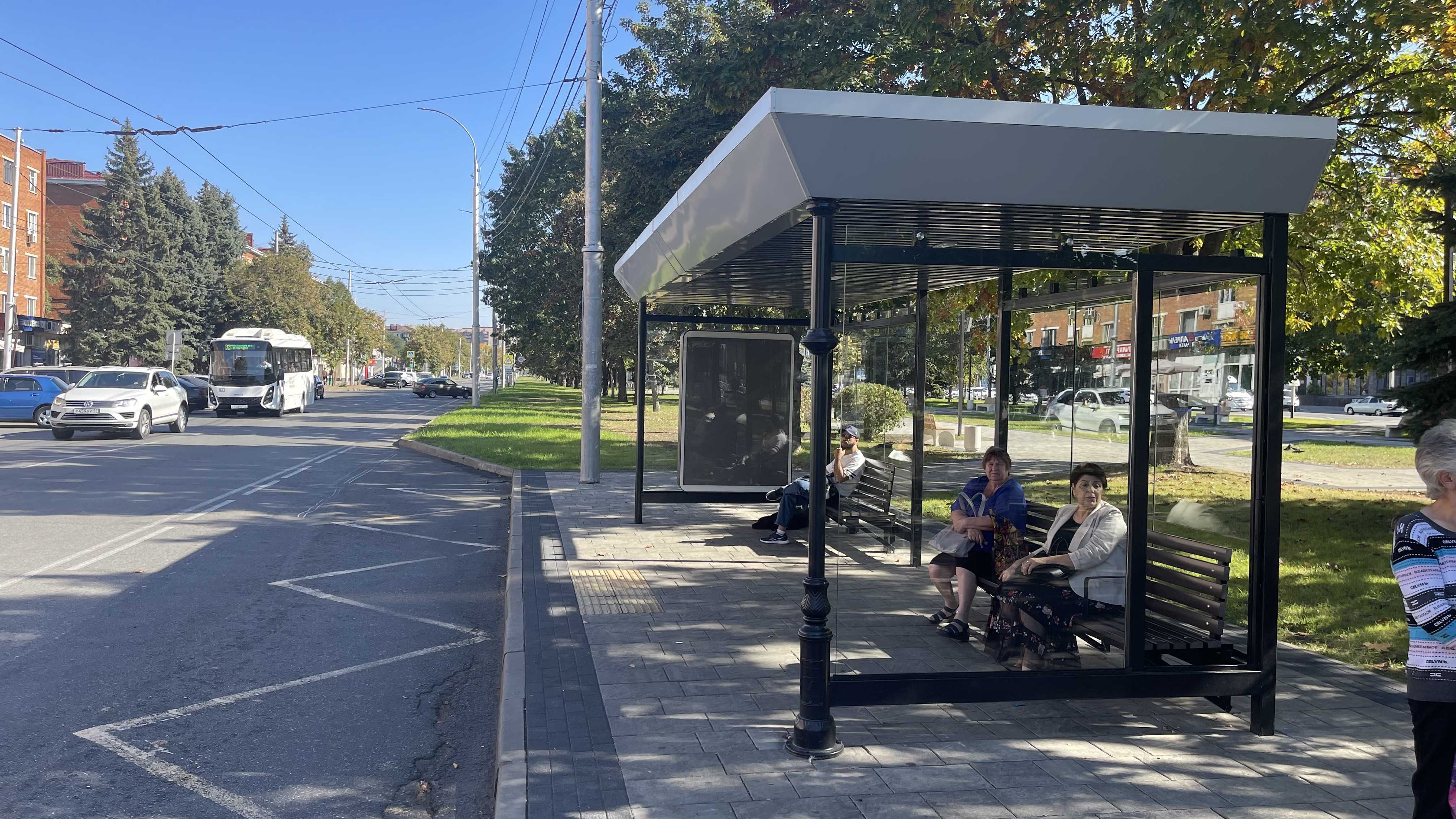 Фотография рекламного носителя, тип: Остановка 1.8x1.2, адрес: Депутатская ул. Х Чкалова ул., Майкоп, Республика Адыгея, Россия. Сторона А1 №1325742