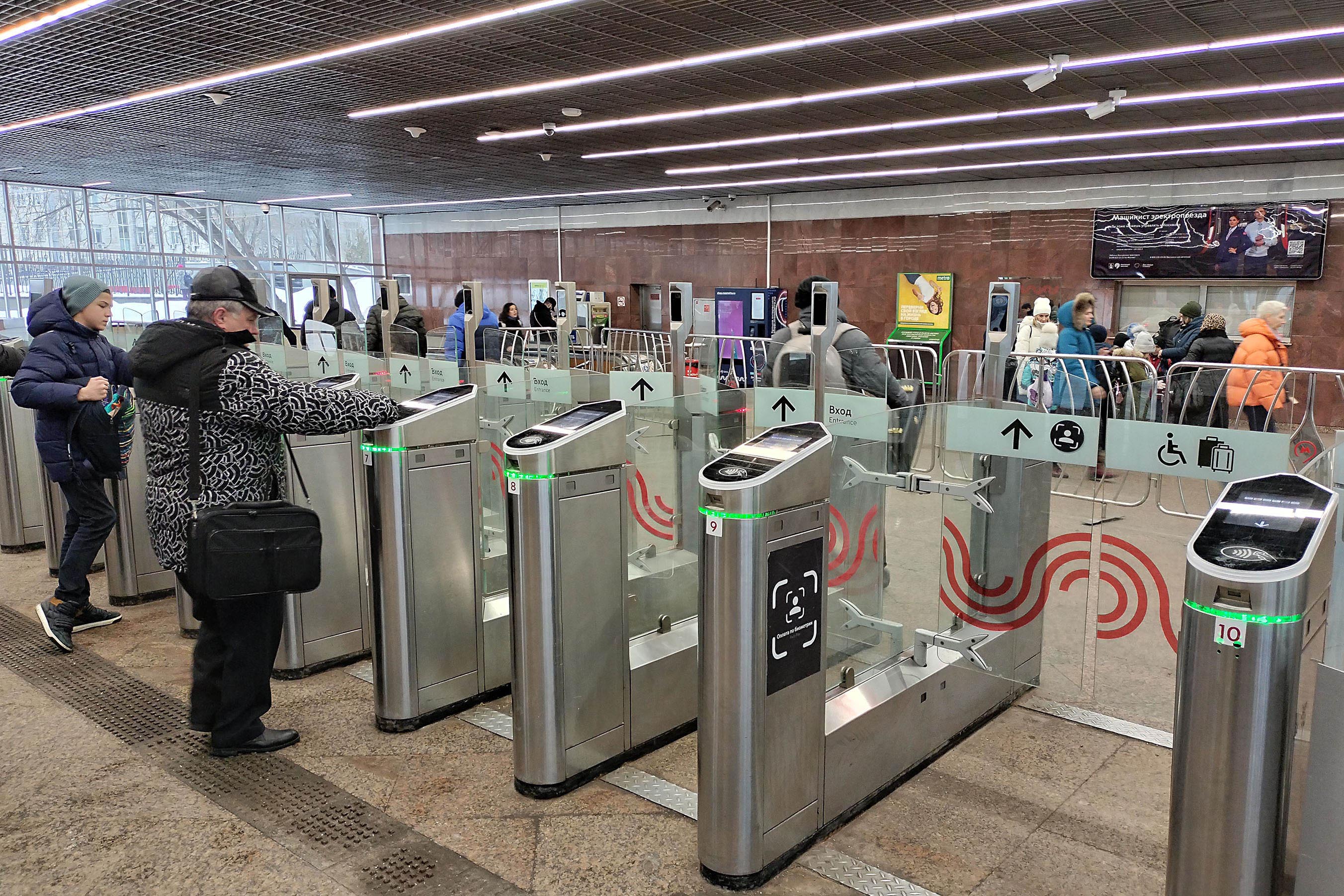 Фотография рекламного носителя, тип: Видеоэкран, адрес: Станция метро «Баррикадная», линия Таганско-Краснопресненская, Москва, Россия. Сторона/вариант А1 №1014003