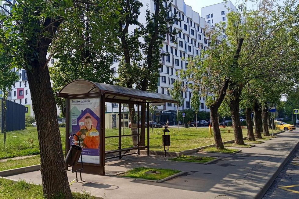 Фотография рекламного носителя, тип: Остановка 1.8x1.2, адрес: Олонецкая ул., ост. "Школа", Москва, Россия. Сторона Б №931566