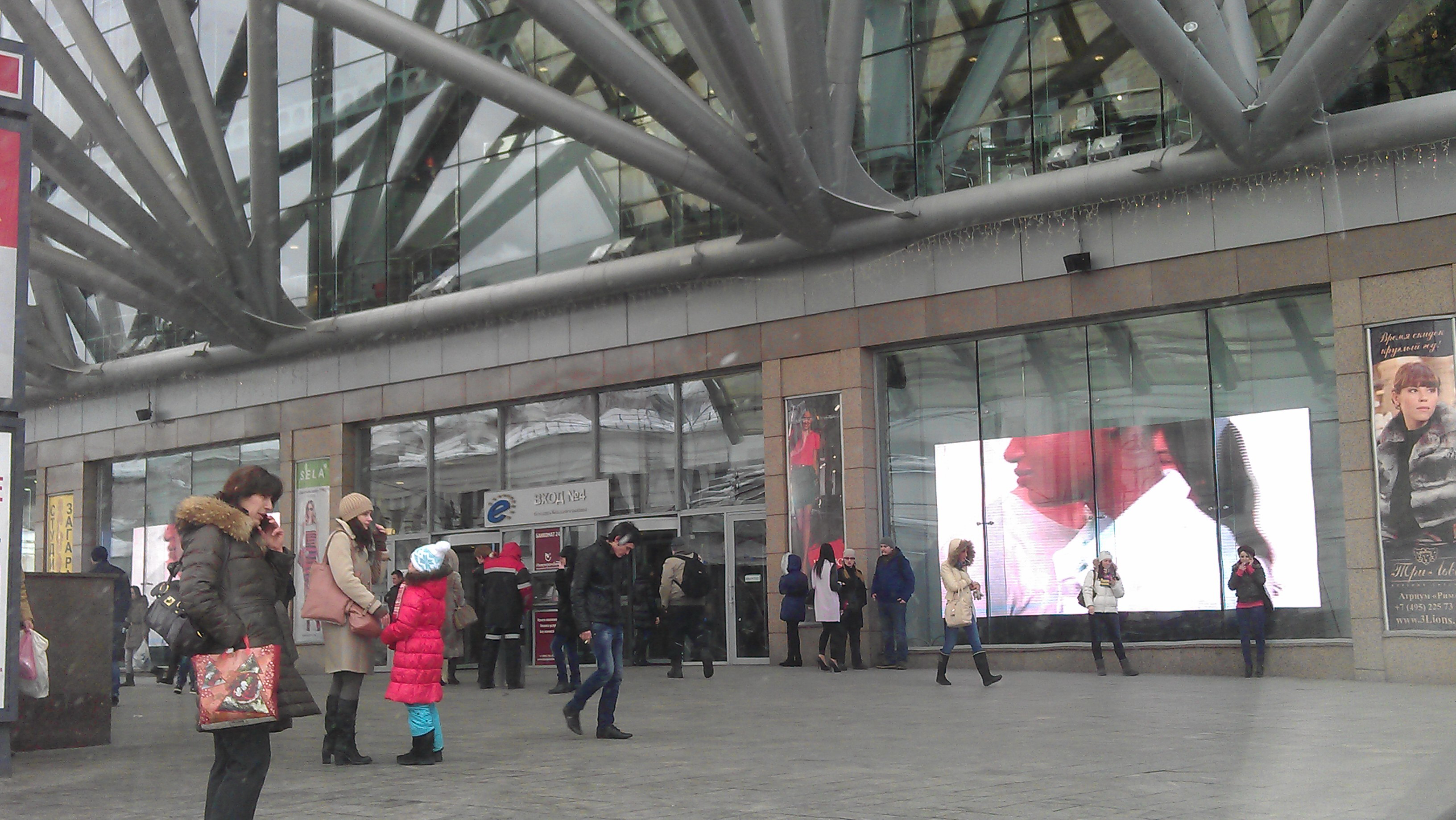 Фотография рекламного носителя, тип: Видеоэкран, адрес: Киевского вокзала пл., д.2, Москва, Россия. Сторона A №437321