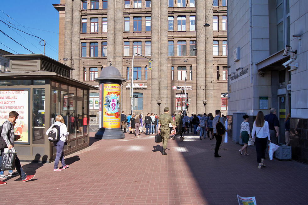 Фотография рекламного носителя, тип: Пиллар 3x1.4, адрес: Комсомола ул. Х Ленина пл., д.6, поз.3, Санкт-Петербург, Россия. Сторона Б №658904