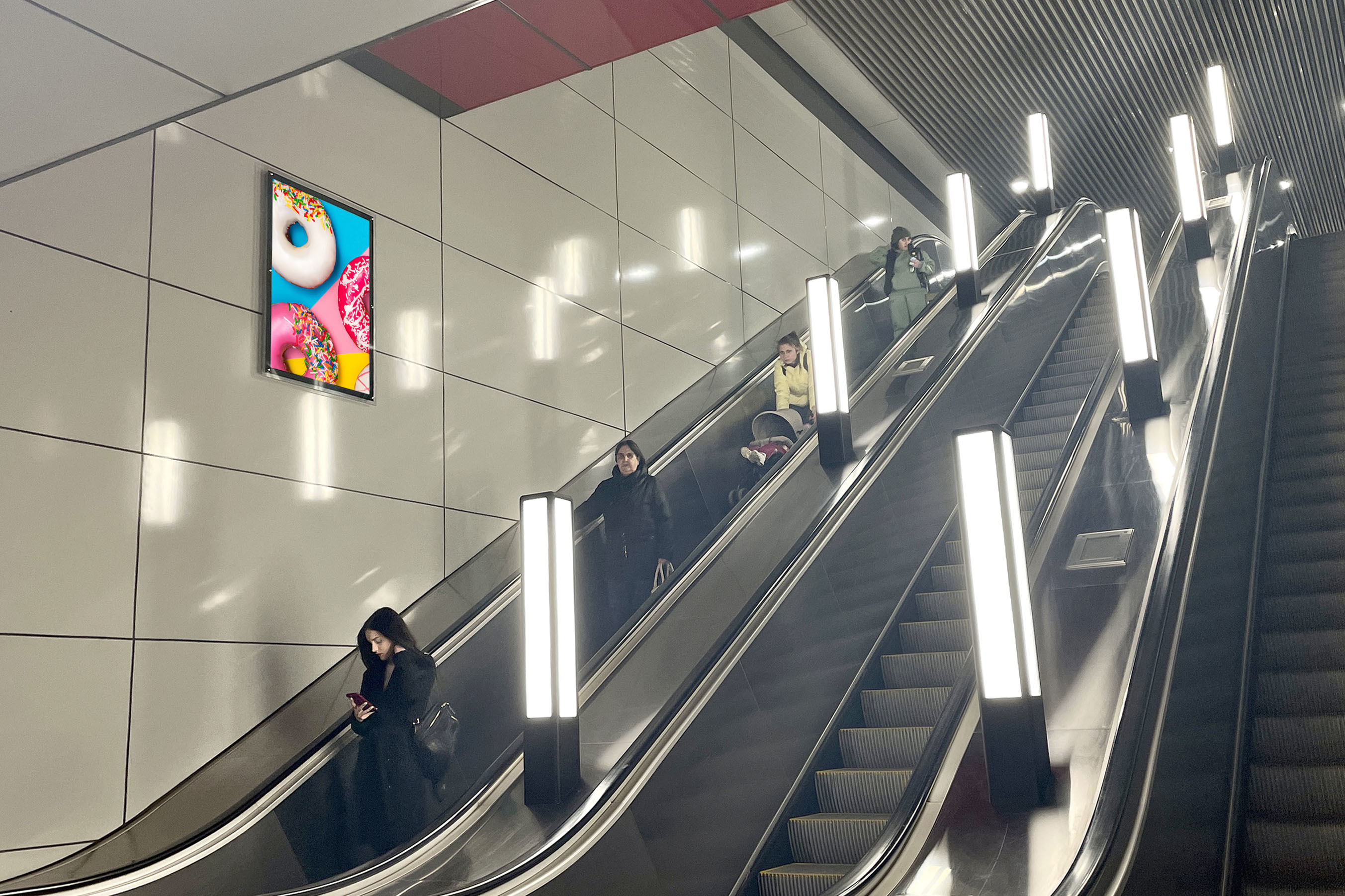 Фотография рекламного носителя, тип: Кристалайт, адрес: Станция метро «Некрасовка», линия Некрасовская, Москва, Россия. Сторона/вариант №1002007