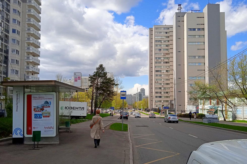 Фотография рекламного носителя, тип: Остановка 1.8x1.2, адрес: Бутлерова ул., ост. ул. Бутлерова, 9, поз.2, Москва, Россия. Сторона Б №1011408