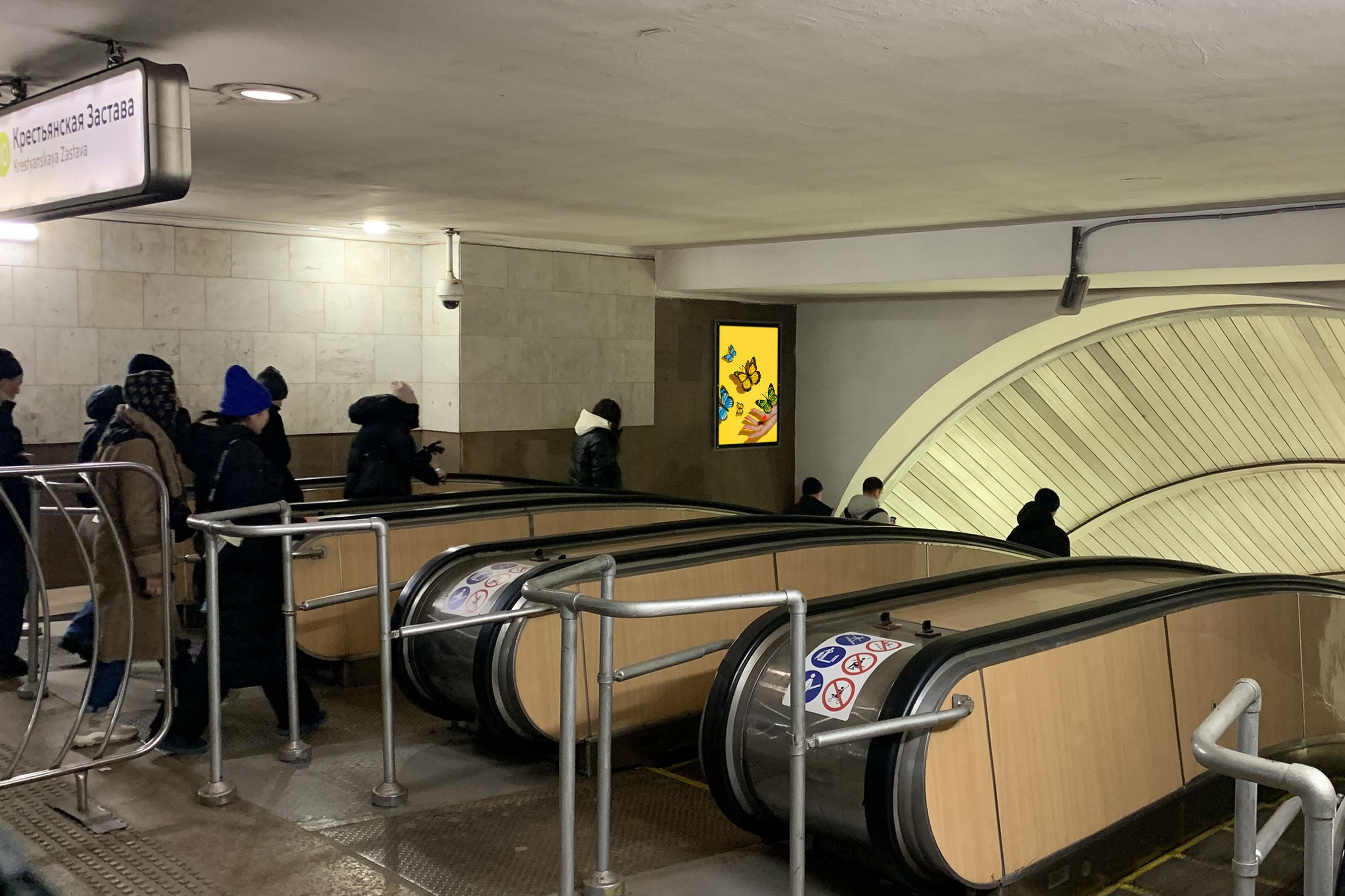 Фотография рекламного носителя, тип: Кристалайт, адрес: Станция метро «Крестьянская застава», линия Люблинско-Дмитровская, Москва, Россия. Сторона/вариант №1006410