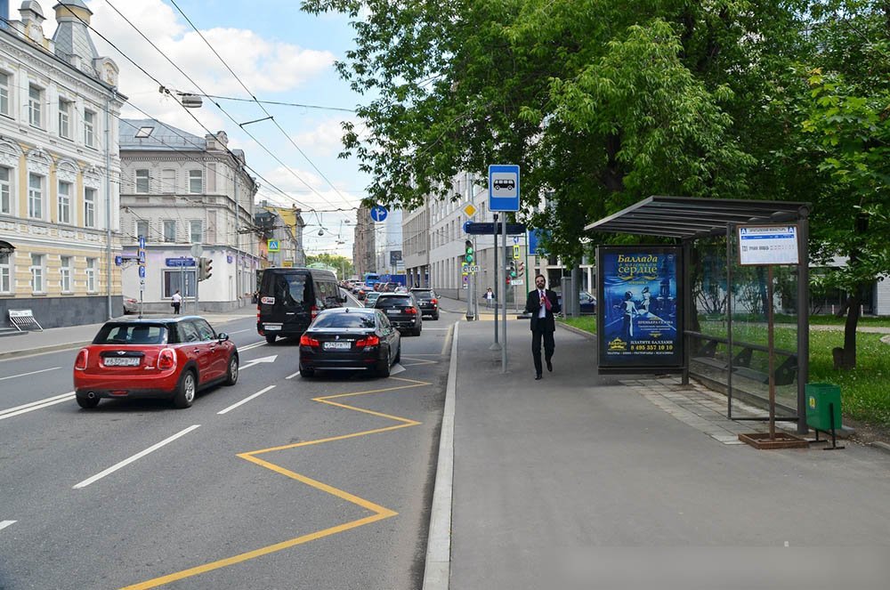 Фотография рекламного носителя, тип: Остановка 1.8x1.2, адрес: Остоженка ул., ост. Зачатьевский монастырь, Москва, Россия. Сторона А1-А4 №580213