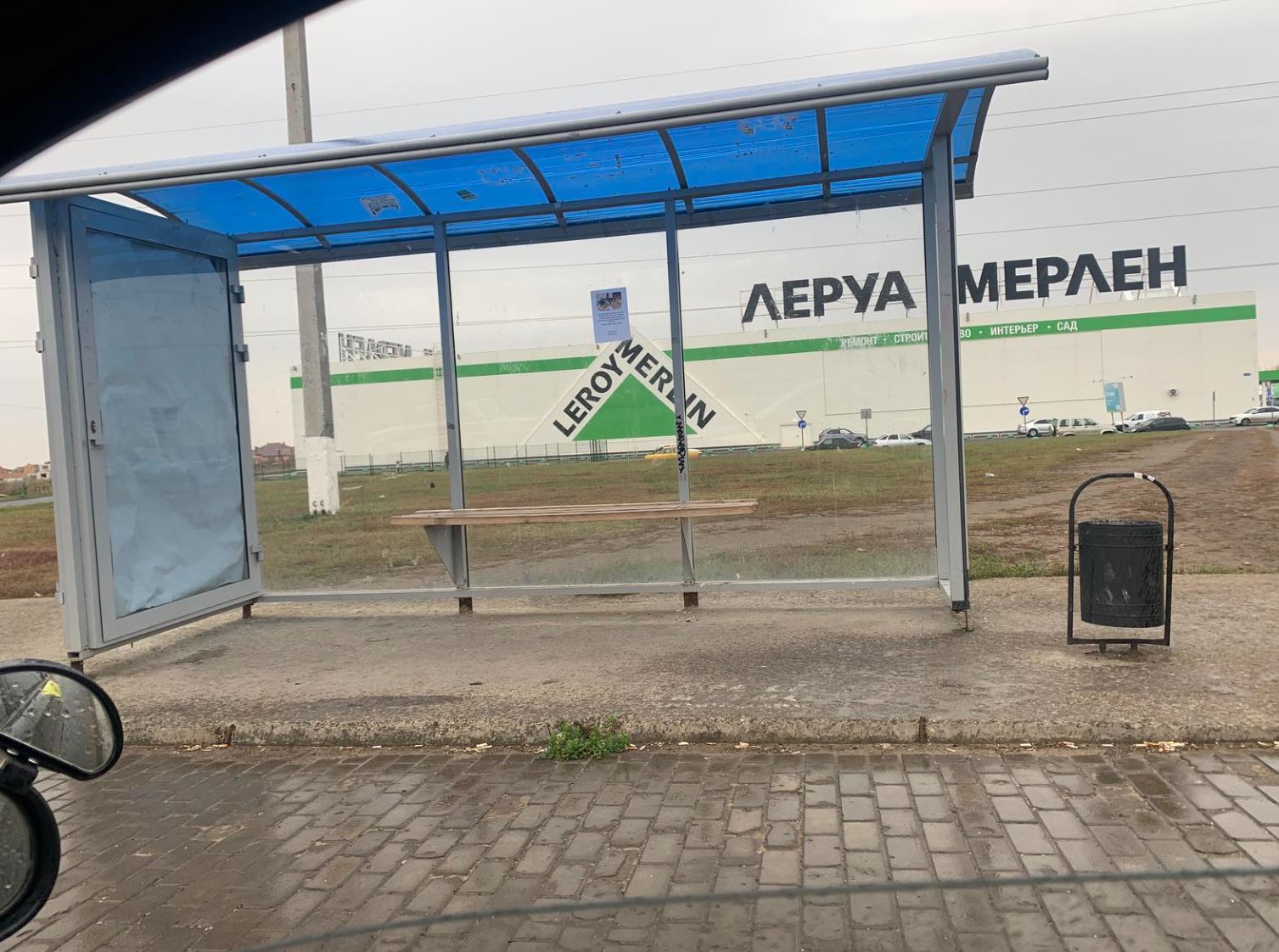 Фотография рекламного носителя, тип: Остановка 1.8x1.2, адрес: Усть-Курдюмская ул., ТЦ Леруа Мерлен, поз.1, Саратов, Саратовская область, Россия. Сторона A №837753