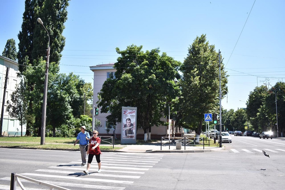 Фотография рекламного носителя, тип: Пиллар 3x1.4, адрес: Краснооктябрьская ул. Х Хакурате ул., Майкоп, Республика Адыгея, Россия. Сторона А №1053665