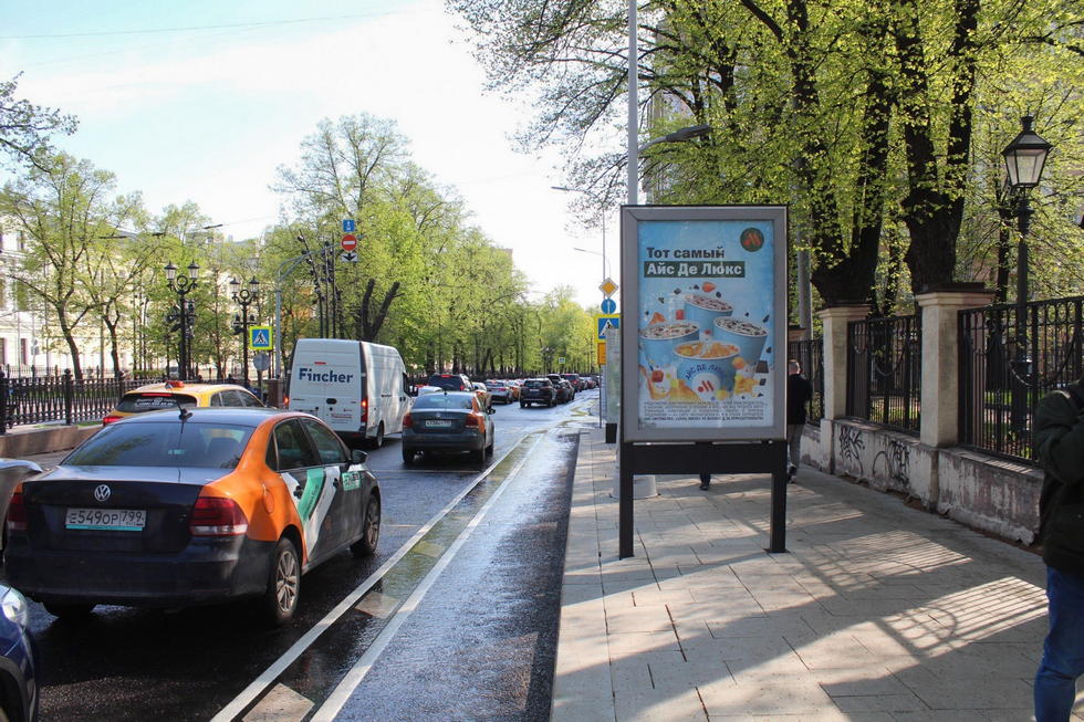 Фотография рекламного носителя, тип: Ситиформат 1.8x1.2, адрес: Покровский б-р., д.12, Москва, Россия. Сторона А1-А5 №436758