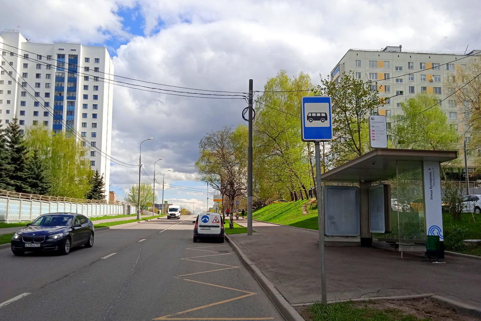 Фотография рекламного носителя, тип: Остановка 1.8x1.2, адрес: Бутлерова ул., ост. ул. Бутлерова, 9, поз.2, Москва, Россия. Сторона А №1011407