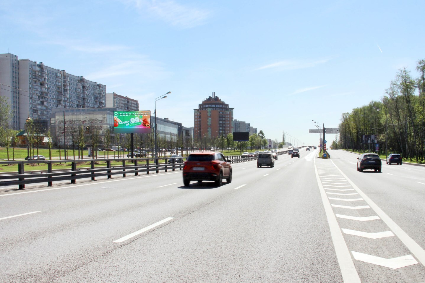 Фотография рекламного носителя, тип: Билборд 3x6, адрес: Рублевское ш., д.52, Москва, Россия. Сторона Б1 №500375