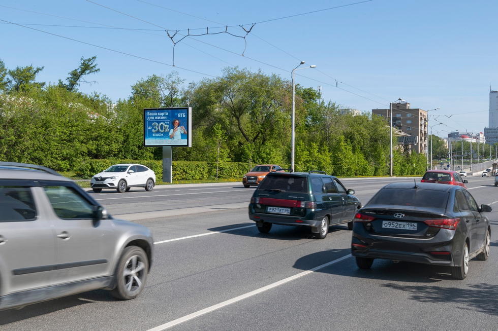 Фотография рекламного носителя, тип: Ситиборд 2.7x3.7, адрес: Челюскинцев ул., д.5в Х Бориса Ельцина ул., Екатеринбург, Свердловская область, Россия. Сторона Б1-Б5 №1024084