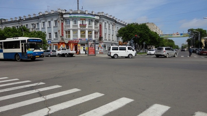 Фотография рекламного носителя, тип: Пиллар 3x1.4, адрес: Чичерина ул., д.93, Уссурийск, Приморский край, Россия. Сторона А №791490