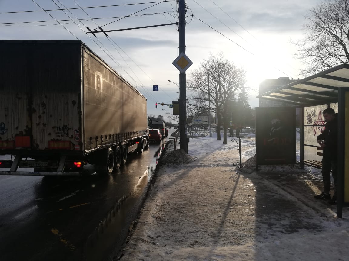 Фотография рекламного носителя, тип: Остановка 1.8x1.2, адрес: Дзержинского пр-т., ост. Дзержинского пр-т., Ярославль, Ярославская область, Россия. Сторона А2 №724314