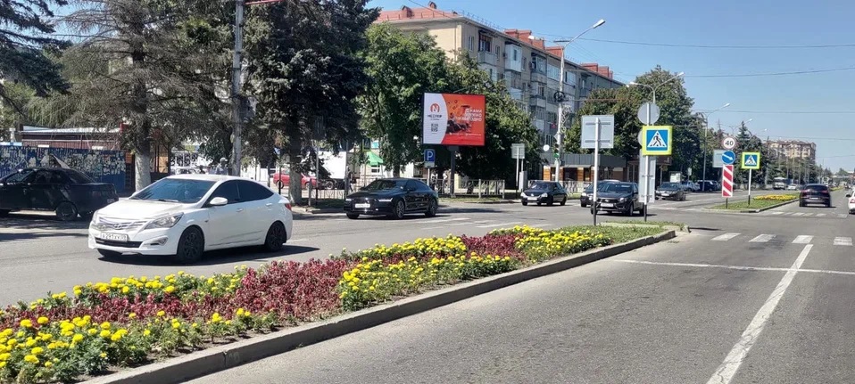 Фотография рекламного носителя, тип: Билборд 3x6, адрес: Ленина ул. Х Одесский пер., Тургеневский рынок, Черкесск, Республика Карачаево-Черкесия, Россия. Сторона A1-A10 №948111