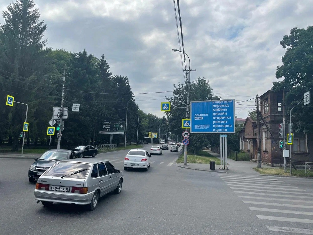 Фотография рекламного носителя, тип: Ситиборд 2.7x3.7, адрес: Таутиева ул. Х Карла Маркса ул., д.79, Владикавказ, Республика Северная Осетия – Алания, Россия. Сторона A1-А3 №984042