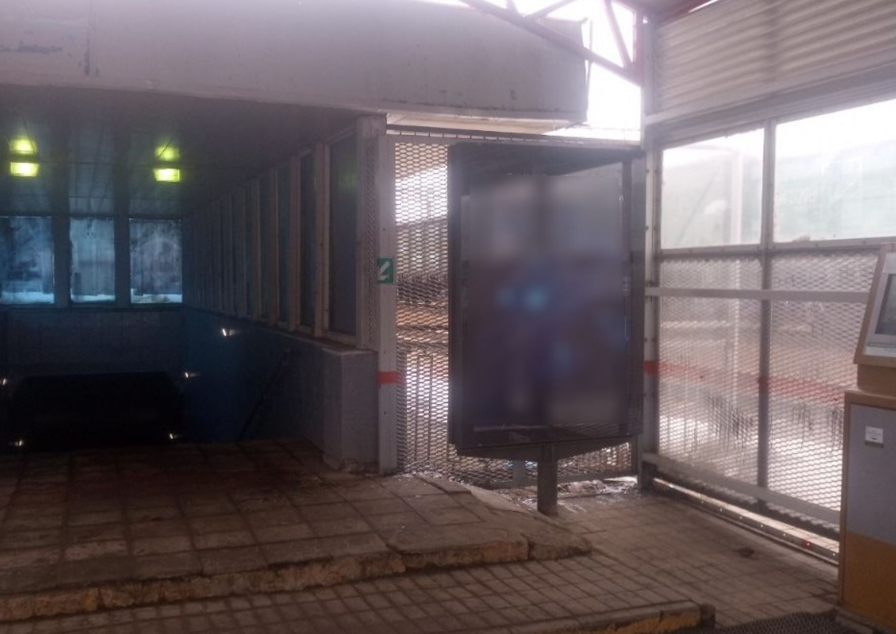 Фотография рекламного носителя, тип: Ситиформат 1.8x1.2, адрес: Чехов ст., в турникетной зоне, при выходе к платформе, Московская область, Россия. Сторона A №993137