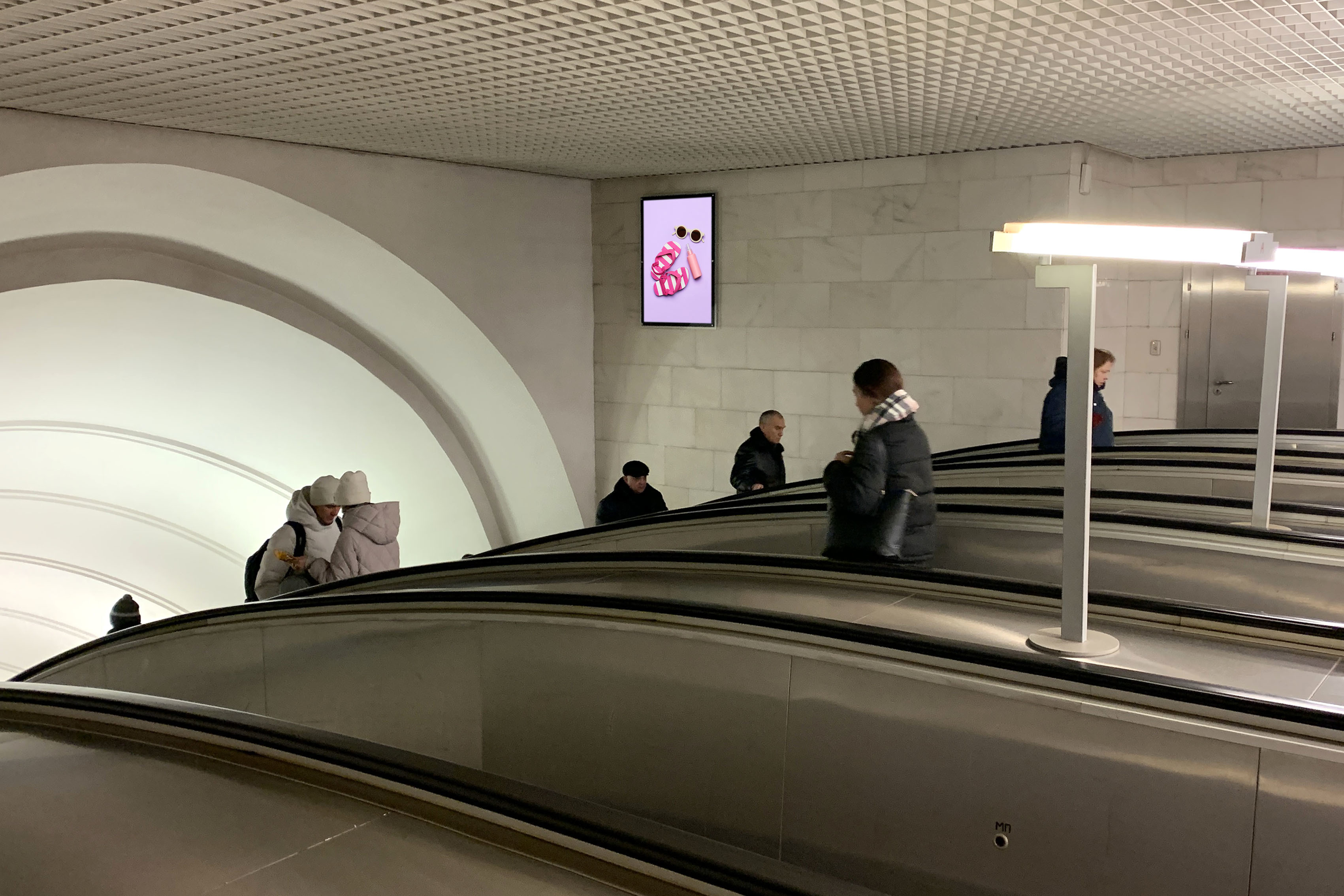 Фотография рекламного носителя, тип: Кристалайт, адрес: Станция метро «Фонвизинская», линия Люблинско-Дмитровская, Москва, Россия. Сторона/вариант №1002003