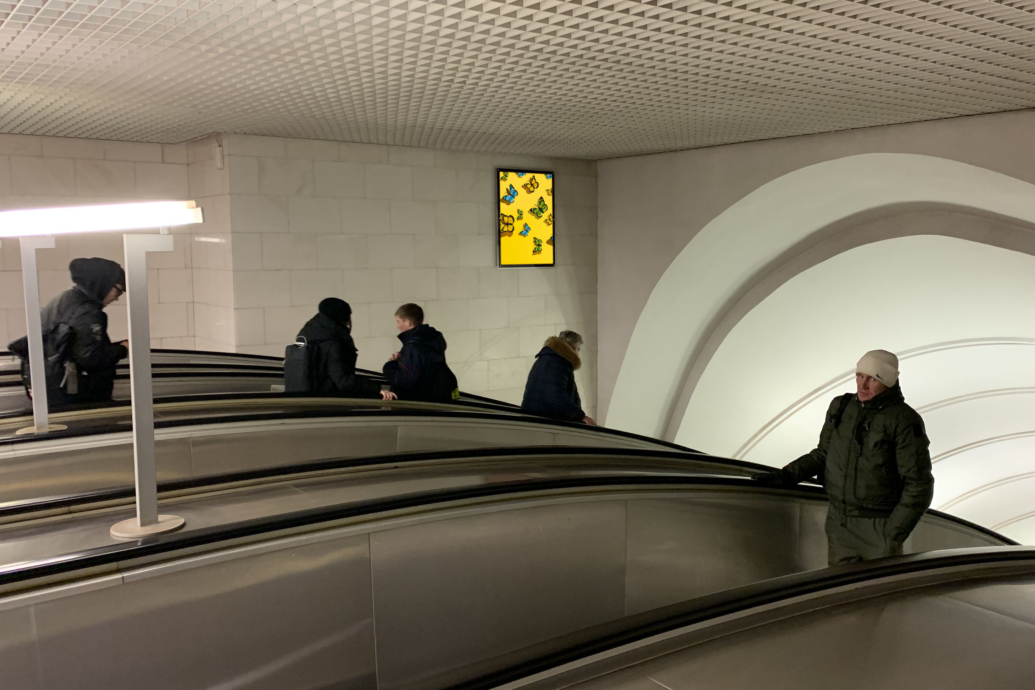 Фотография рекламного носителя, тип: Кристалайт, адрес: Станция метро «Фонвизинская», линия Люблинско-Дмитровская, Москва, Россия. Сторона/вариант №1002002