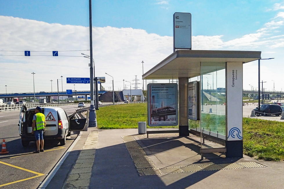 Фотография рекламного носителя, тип: Остановка 1.8x1.2, адрес: Киевское ш., 22 000м, ост. "Саларьево", поз. 1, в центр, Москва, Россия. Сторона А №957478