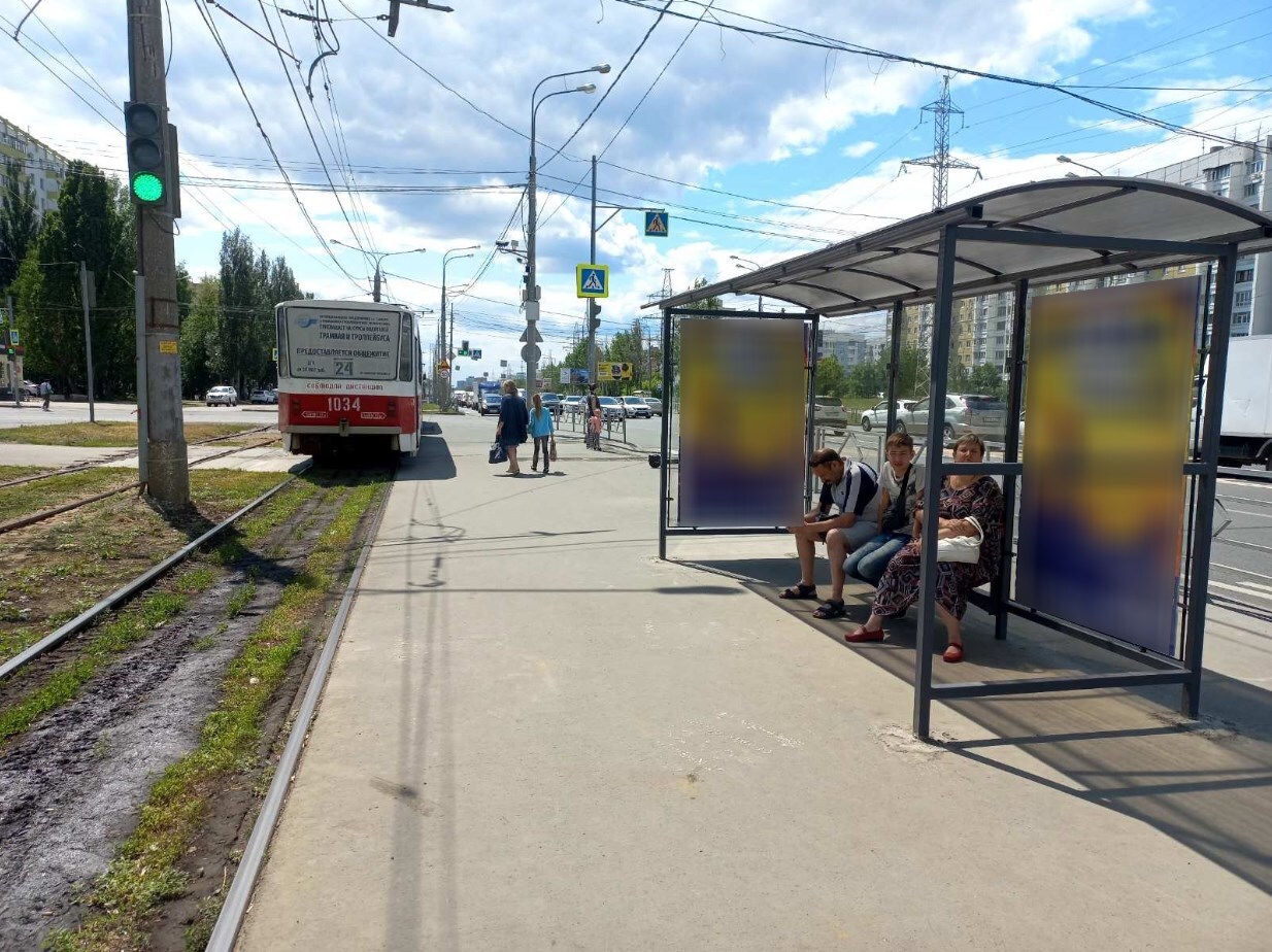 Фотография рекламного носителя, тип: Остановка 1.8x1.2, адрес: Демократическая ул., д.23, Самара, Самарская область, Россия. Сторона А №1079964