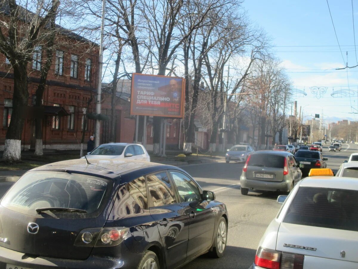 Фотография рекламного носителя, тип: Ситиборд 2.7x3.7, адрес: Кирова ул., д.22 Х Августовких событий ул., поз.2, Владикавказ, Республика Северная Осетия – Алания, Россия. Сторона Б1-Б3 №451705