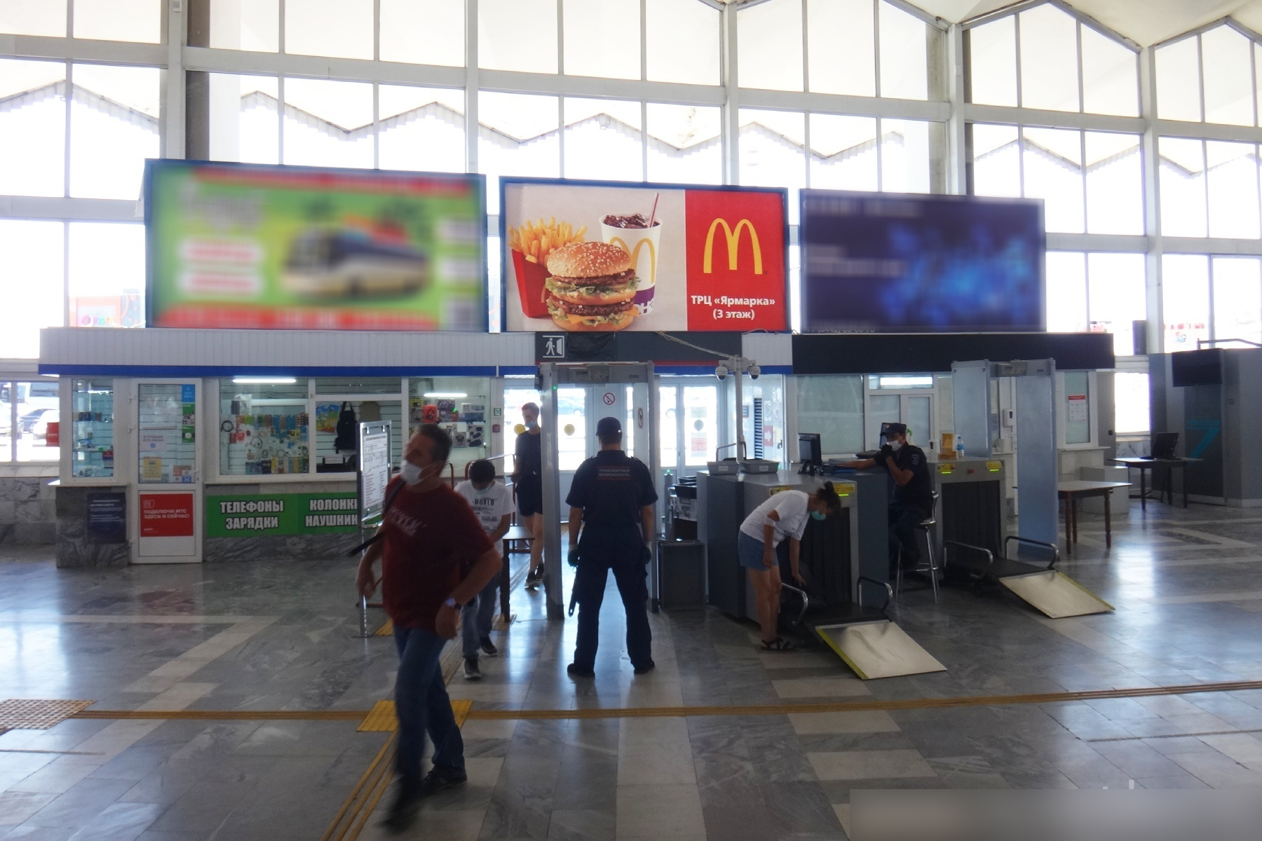 Фотография рекламного носителя, тип: Постер/баннер, адрес: ЖД вокзал «Астрахань», Вокзальная пл., д.20, Астрахань, Астраханская область, Россия. Сторона/вариант А №991383