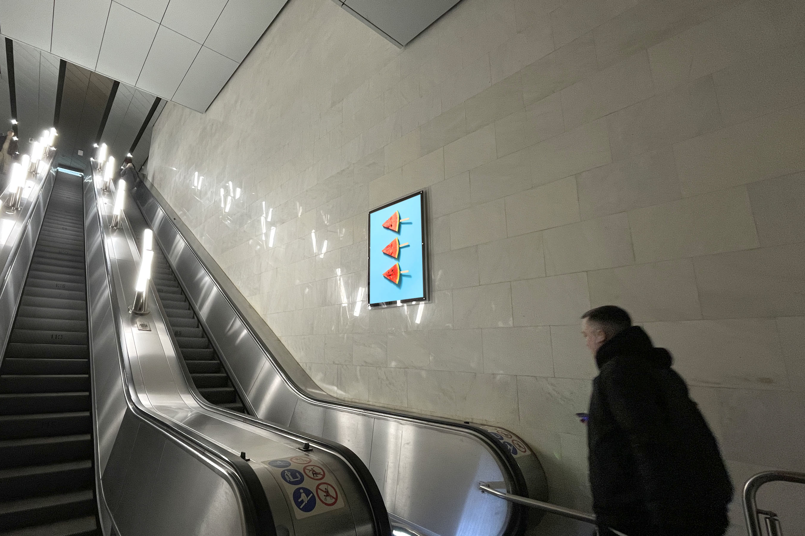 Фотография рекламного носителя, тип: Кристалайт, адрес: Станция метро «Зюзино», линия Большая кольцевая, Москва, Россия. Сторона/вариант A №1055144