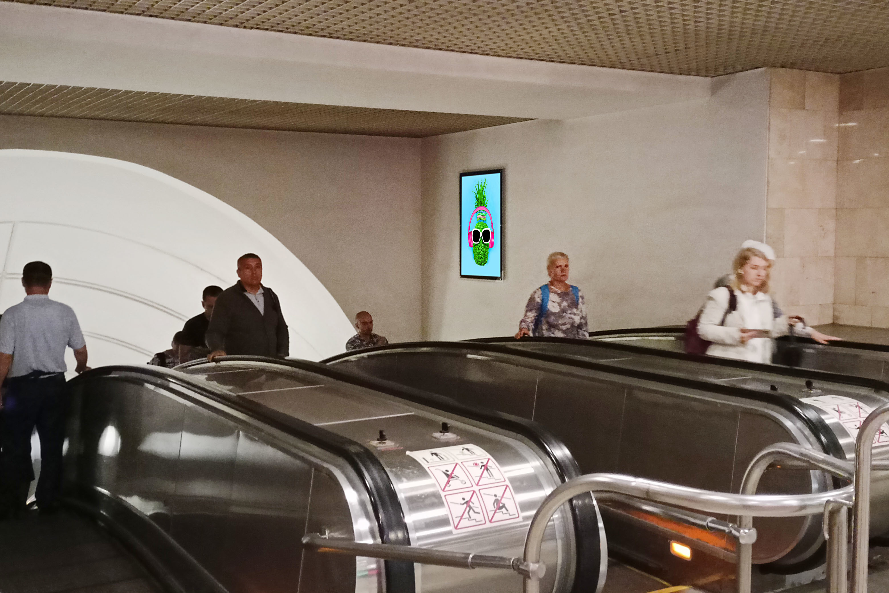 Фотография рекламного носителя, тип: Кристалайт, адрес: Станция метро «Трубная», линия Люблинско-Дмитровская, Москва, Россия. Сторона/вариант №1002000