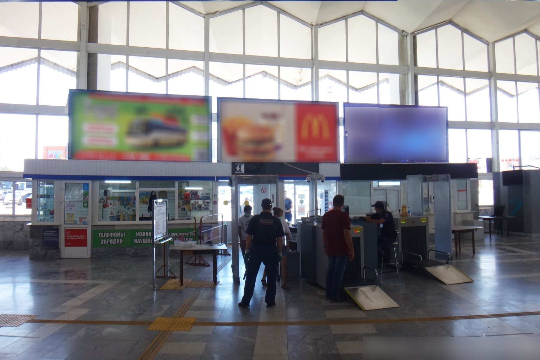 Фотография рекламного носителя, тип: Постер/баннер, адрес: ЖД вокзал «Астрахань», Вокзальная пл., д.20, Астрахань, Астраханская область, Россия. Сторона/вариант А №991382