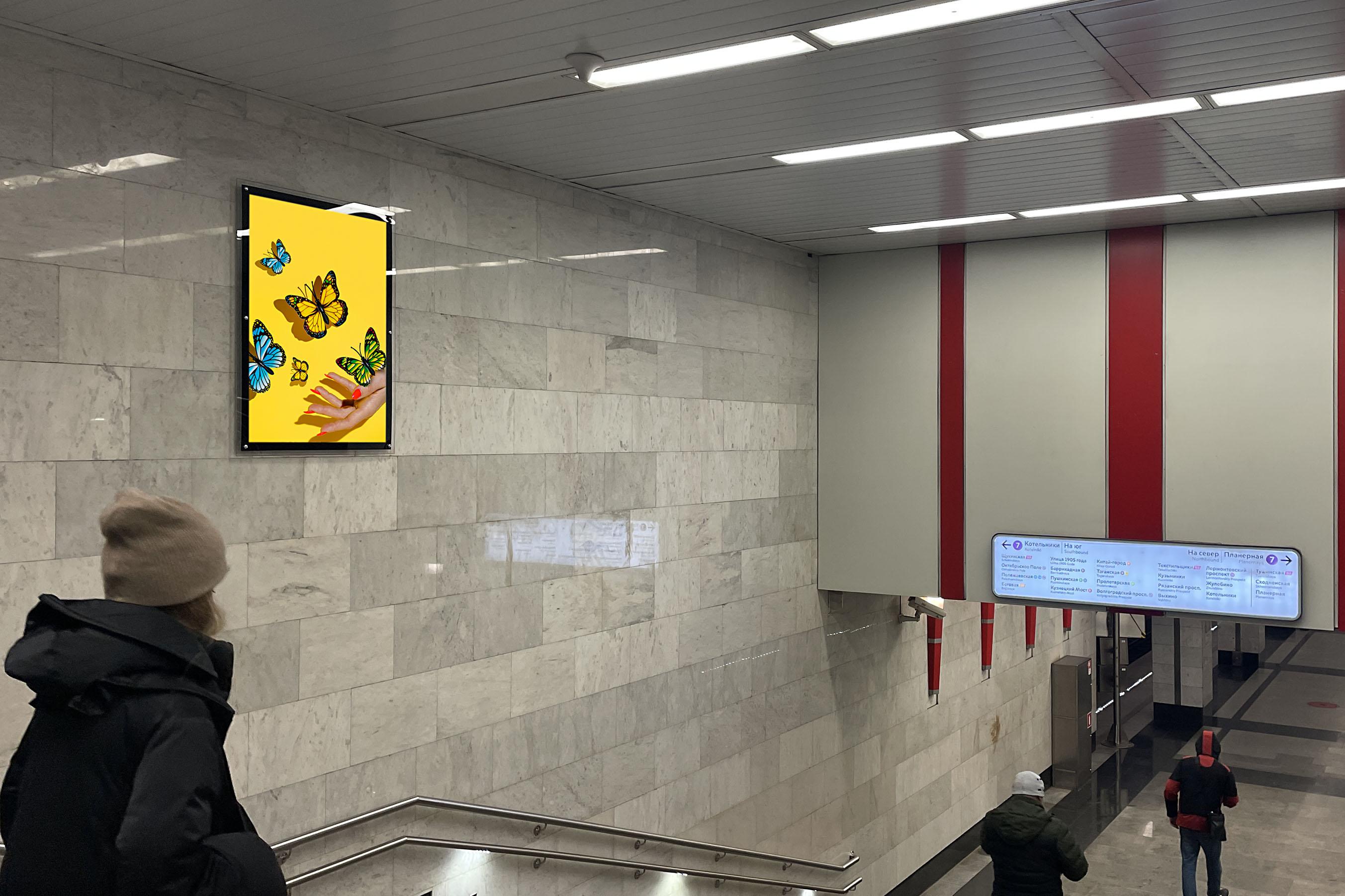 Фотография рекламного носителя, тип: Кристалайт, адрес: Станция метро «Спартак», линия Таганско-Краснопресненская, Москва, Россия. Сторона/вариант №1006423