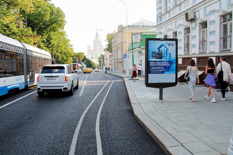 Фотография рекламного носителя, тип: Ситиформат 1.8x1.2, адрес: Покровский б-р., д.18, Москва, Россия. Сторона А1-А4 №557643