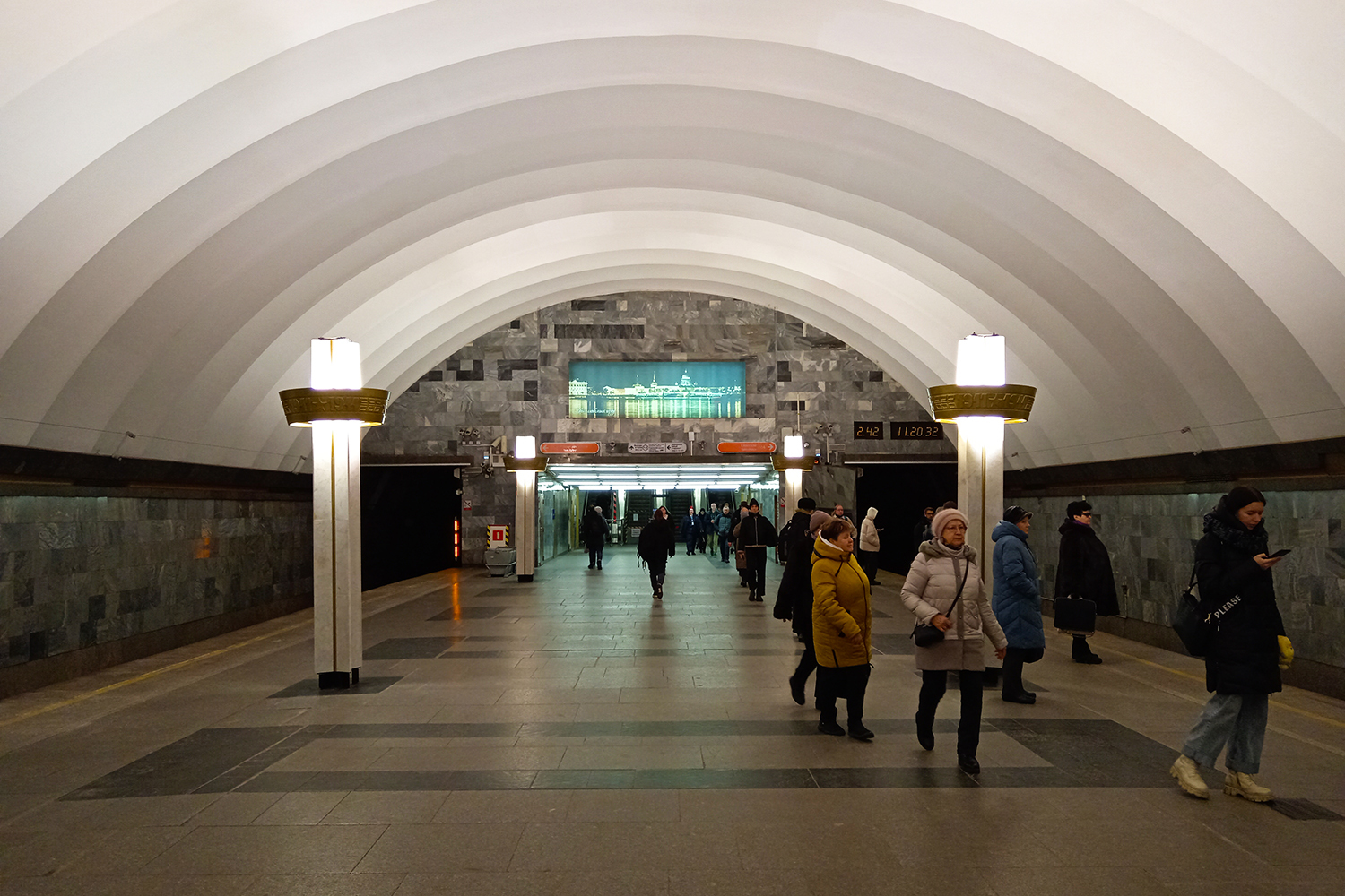 Фотография рекламного носителя, тип: Лайтбокс, адрес: Станция метро «Ладожская», линия Правобережная, Санкт-Петербург, Россия. Сторона/вариант А №1063000