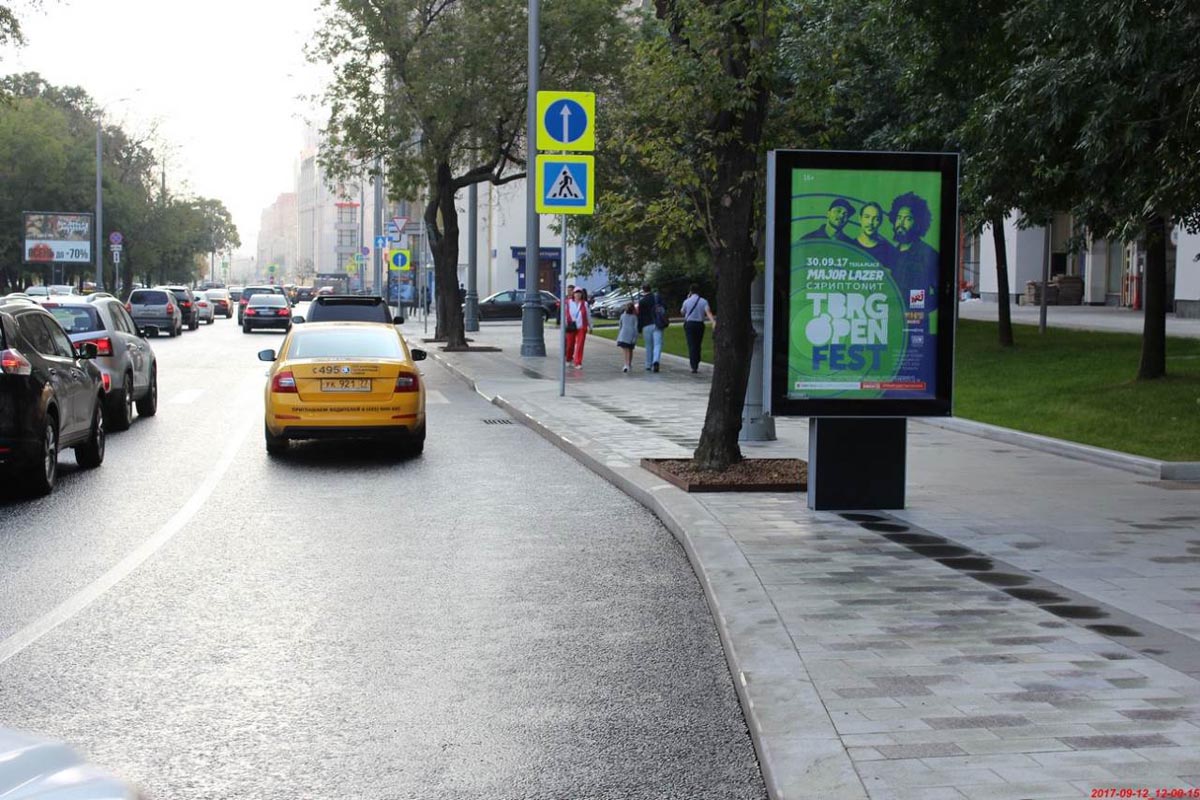 Фотография рекламного носителя, тип: Ситиформат 1.8x1.2, адрес: Коровий Вал ул., д.7, поз.1, Москва, Россия. Сторона А1-A6 №503318