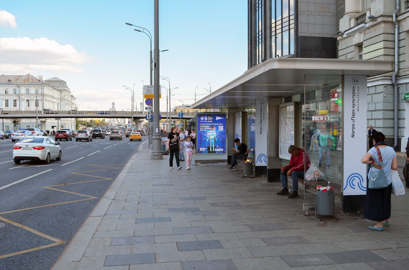 Фотография рекламного носителя, тип: Остановка 1.8x1.2, адрес: Зубовский б-р., д.11А, Москва, Россия. Сторона Ah1-Ah10 №1074988