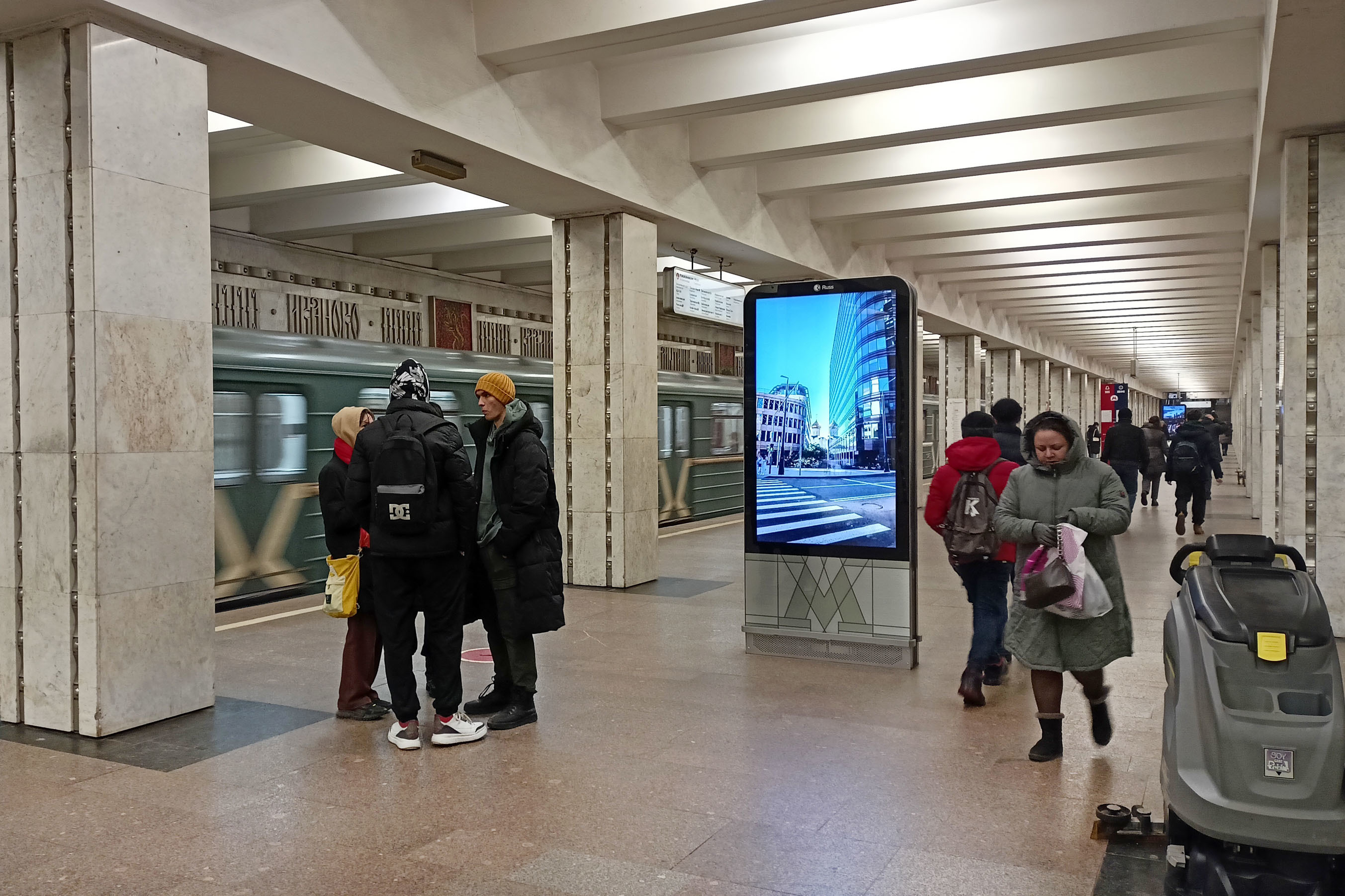 Фотография рекламного носителя, тип: Видеоэкран, адрес: Станция метро «Свиблово», линия Калужско-Рижская, Москва, Россия. Сторона/вариант А1 №1076377