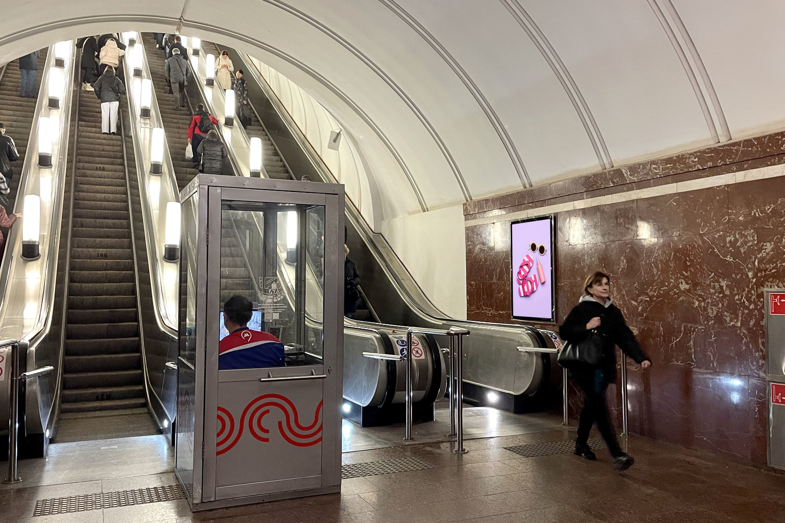 Фотография рекламного носителя, тип: Кристалайт, адрес: Станция метро «Фрунзенская», линия Сокольническая, Москва, Россия. Сторона/вариант №1001740