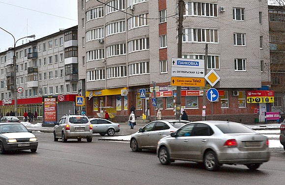 Фотография рекламного носителя, тип: Дорожный указатель, адрес: Псковская ул., д.28, поз.2, Великий Новгород, Новгородская область, Россия. Сторона А №499677