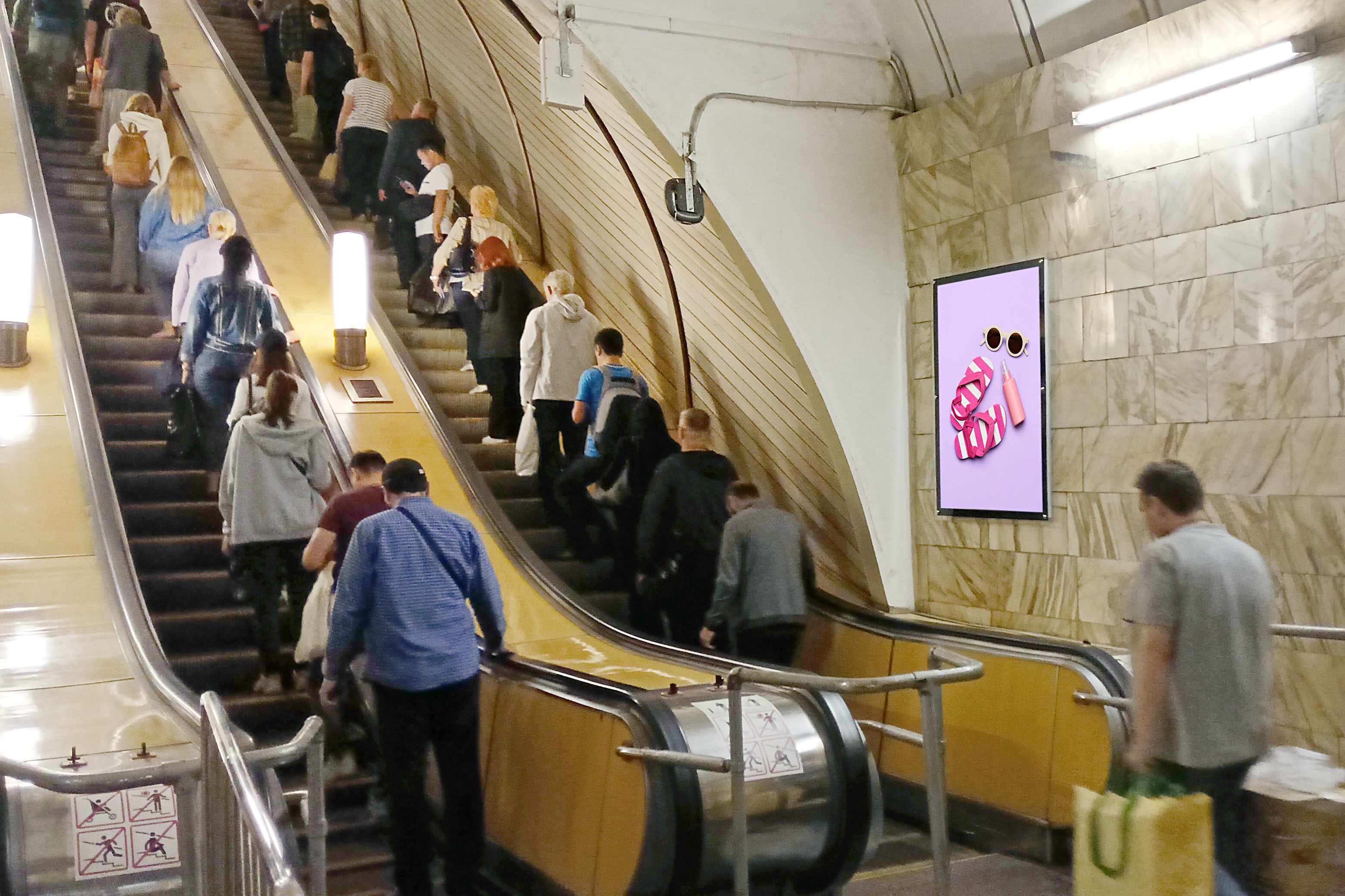 Фотография рекламного носителя, тип: Кристалайт, адрес: Станция метро «Римская», линия Люблинско-Дмитровская, Москва, Россия. Сторона/вариант №1001997