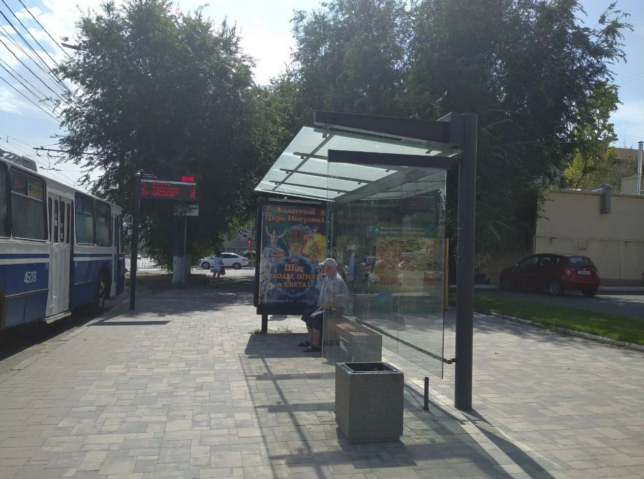 Фотография рекламного носителя, тип: Остановка 1.8x1.2, адрес: им. В.И.Ленина пр-т., ост. "Бакинская", поз.1, Волгоград, Волгоградская область, Россия. Сторона A №972423
