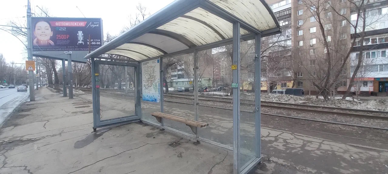 Фотография рекламного носителя, тип: Остановка 1.8x1.2, адрес: 50 лет Октября пр-т., ост.Стрелка, из центра, Саратов, Саратовская область, Россия. Сторона А №585355