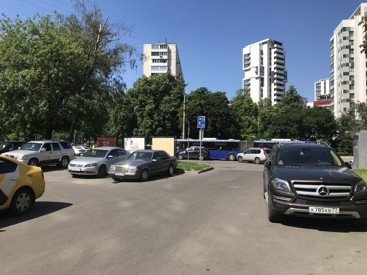 Фотография рекламного носителя, тип: Афиша 1.75x1.8, адрес: Бескудниковский б-р., д.4-6, стенд 2, Москва, Россия. Сторона А2 №882539