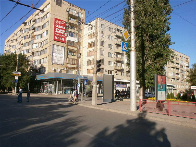 Фотография рекламного носителя, тип: Пиллар 3x1.4, адрес: Ленина пр-т. Х Ленина ул., Волгоград, Волгоградская область, Россия. Сторона A №516886