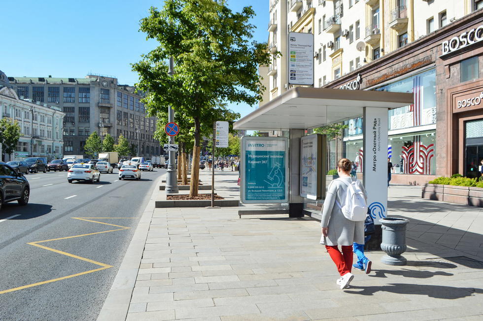 Фотография рекламного носителя, тип: Остановка 1.8x1.2, адрес: Тверская ул., д.4, Москва, Россия. Сторона А1-А5 №557104