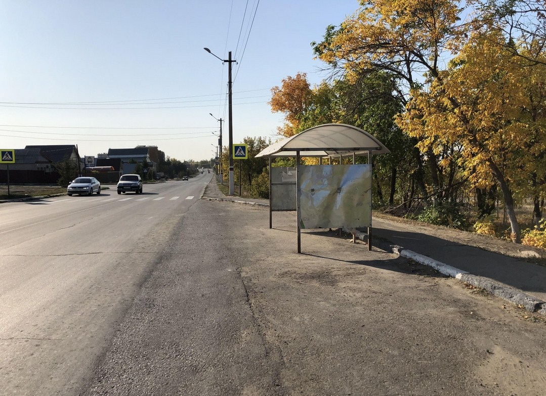Фотография рекламного носителя, тип: Остановка 1.4x1.6, адрес: Петровская ул., сквер, ост. 2-й поворот, Вольск, Саратовская область, Россия. Сторона A №1078473