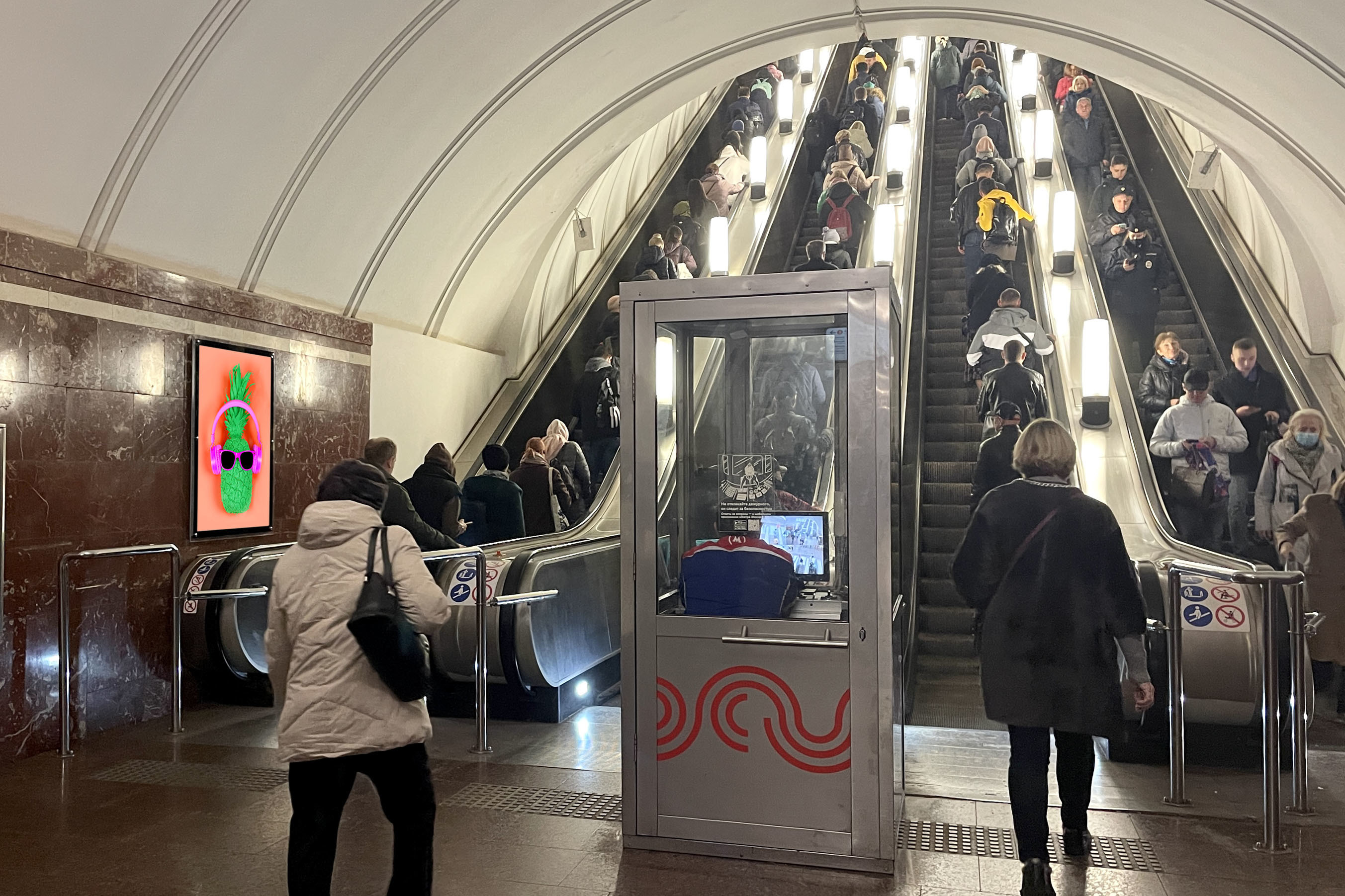 Фотография рекламного носителя, тип: Кристалайт, адрес: Станция метро «Фрунзенская», линия Сокольническая, Москва, Россия. Сторона/вариант №1001741