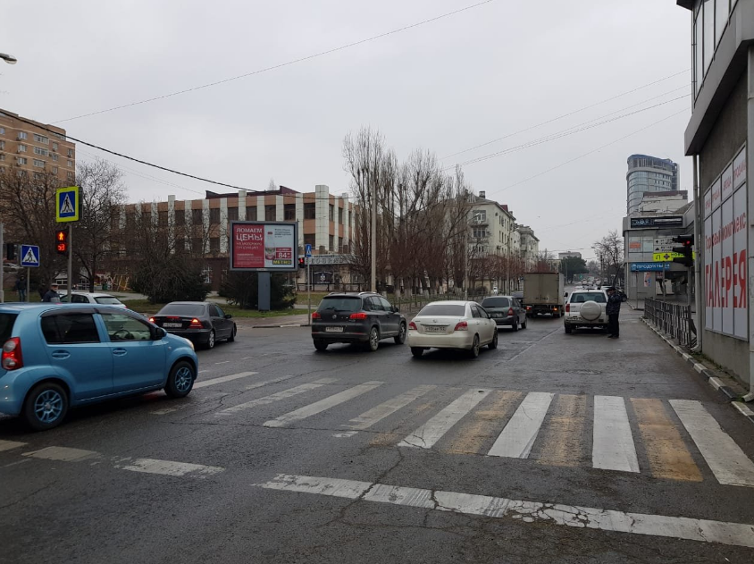 Фотография рекламного носителя, тип: Ситиборд 2.7x3.7, адрес: Энгельса ул., д.76 Х Серова ул., д.6, Новороссийск, Краснодарский край, Россия. Сторона А1-А4 №599805